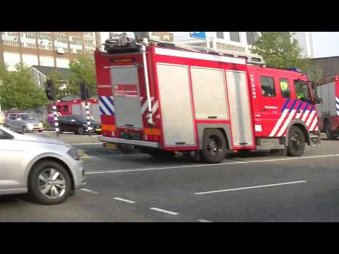 Peloton brandweer Kennemerland met spoed naar cacao brand in Zaandijk