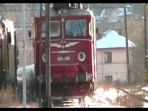 R 832 tras de 41-0199-4 face cruce cu IC 531 tras de 41-0053-3 in statia Sinaia