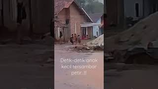 Download lagu detik detik anak kecil tersambar petir, tengah sedang bermain hujan... mp3