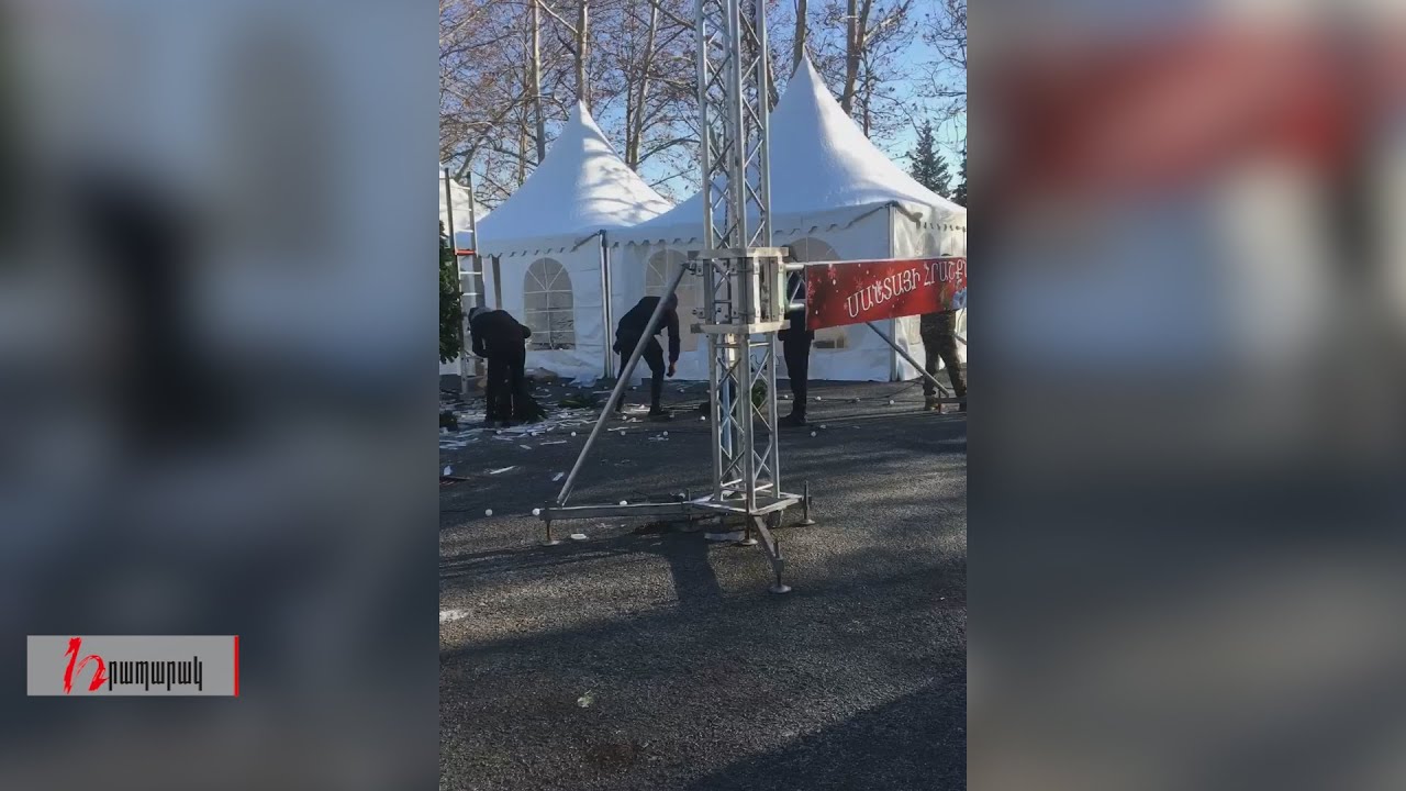 Ստեփանակերտի «Վալեքս» հյուրանոցի բակում տեղադրված «տոնական» վրանները և տոնածառն ապամոնտաժվում են