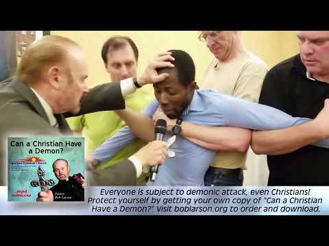 Kršćanin sa demonom Pitona/Udava se neobično trese