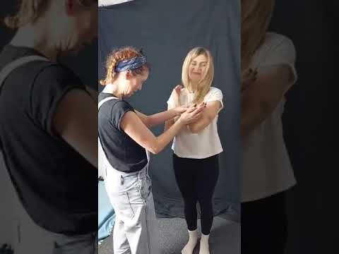 Fotografia noworodkowa / backstage układanie noworodka u mamy /sesja noworodkowa rodzinna