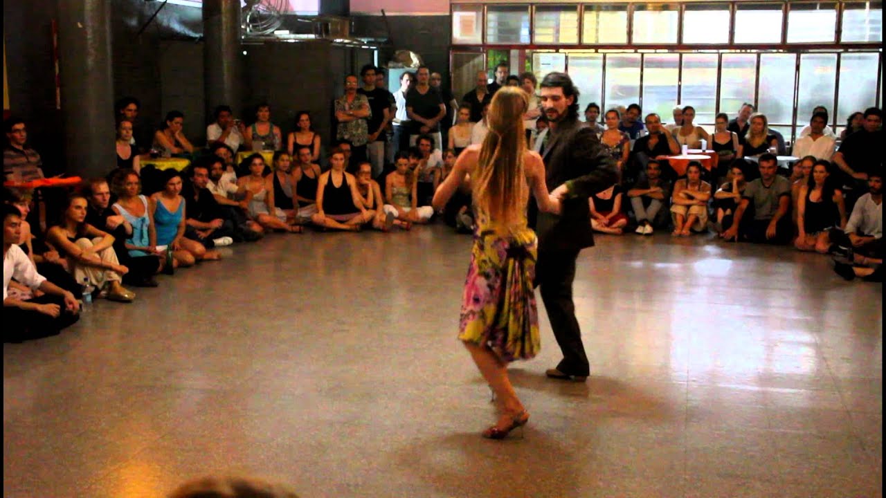 Eugenia Parrilla y Yanick Wyler bailan en Malcolm 3