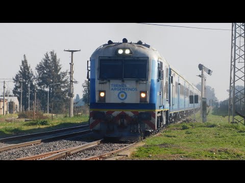 CNR CKD8H 0001 con "El Rayo del Sol" pasando por Empalme Villa Constitución. (0905) 20-6-2023.