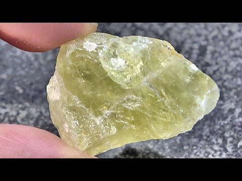 黄色い石を8時間磨きました