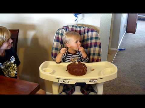 Logan 1 year B'day cake.MOV