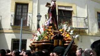 preview picture of video 'Procesión San Juan Evangelista, Huete 2006, bailando a San Juan por la calle Nueva'