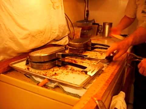 How to cut stroopwafels