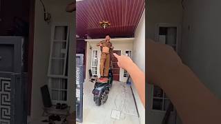 Download lagu Mang Dani touches Ngongok's belly vs the cat #shorts #funny #comedy #cutecat #trending mp3