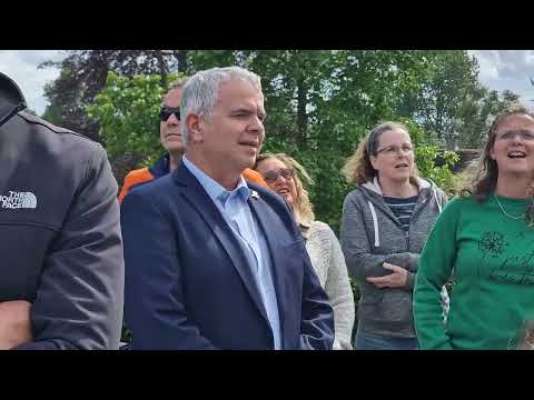 Enorme Israëlvlag om watertoren Nieuw-Lekkerland; Israël-ambassadeur onder politiebegeleiding erbij