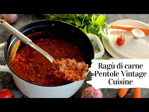 Ragù di carne ricetta preparata con le pentole di vintage cuisine