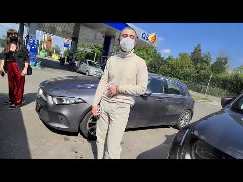 A Carpi. "Un giovane dai capelli blu, accompagnato da donna. Le mie trasgressioni, sono nella moda"