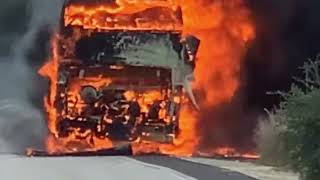 Autobus di linea a fuoco sulla Maremonti: illesi conducente e passeggeri