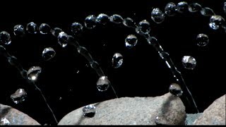 preview picture of video '下から上へ流れる水.  Water flows from the bottom to the top.'