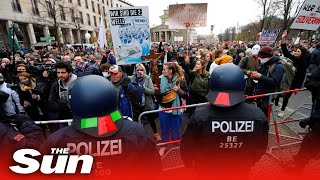 VIDEO FOTO: Protest violent în centrul Berlinului împotriva restricțiilor Covid 1 video