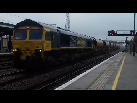 Freightliner class 66514 accelerating up through Ashford International 17/09/19