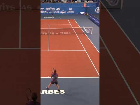 Ambidextrous young tennis player epic point at Les Petits As 2024 🤯👐