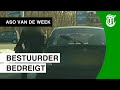 Wraakzuchtige aso in BMW stapt uit