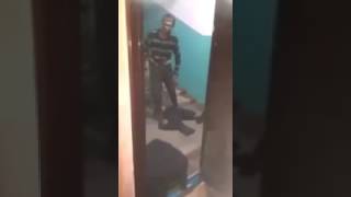 Пьяный парень выпал из окна подъезда - Видео онлайн