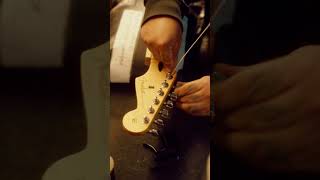 Download lagu How to Re String Your Guitar In 30 Seconds mp3