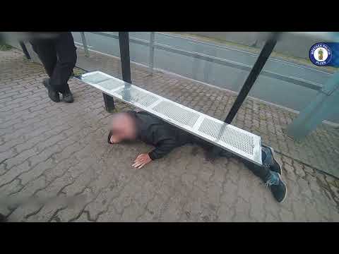 Muž se zaklínil za lavičku na zastávce, slavil narození vnučky 🚏🙇🏻‍♂️