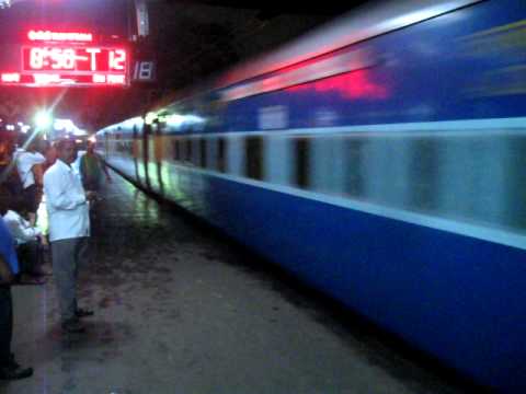 [IRFCA] 12163 Dadar - Chennai Superfast rushes past Kurla!!!