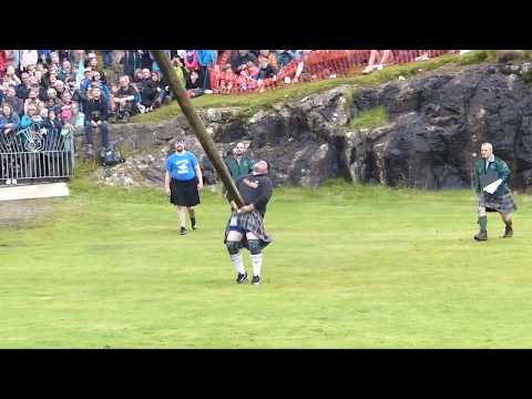 Le lancer d'arbre des Highland Games de l'île de Skye.