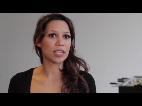 Kickertisch-Test: Tischfußball Weltmeisterin Lilly Andres zeigt worauf es zu achten gilt