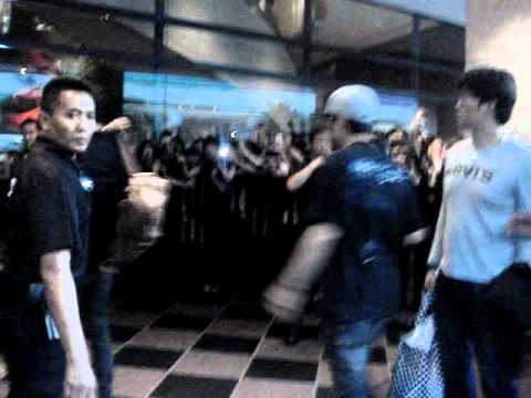 [FANCAM] 101023 SHINee arriving to the hotel (kpop night concert Singapore)