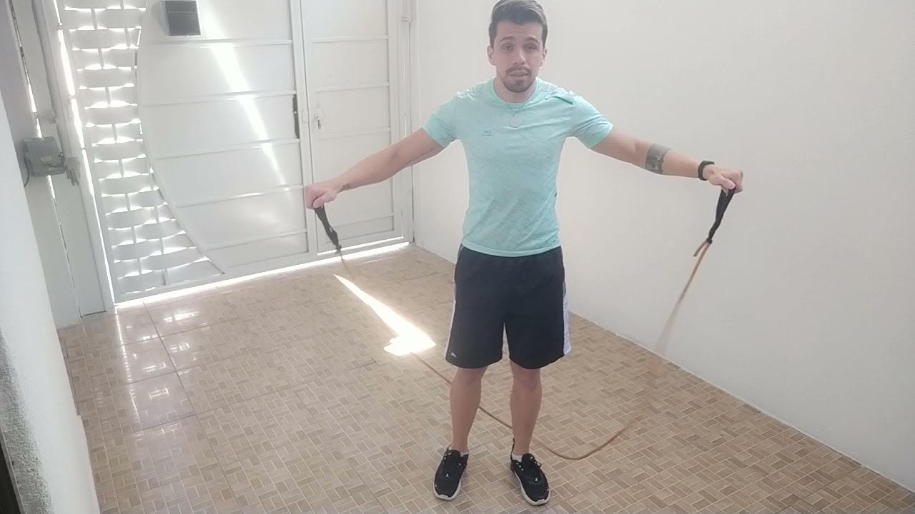 Elevação lateral com elástico