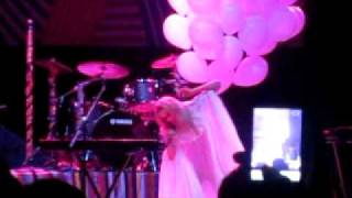 Oh Land - We Turn It Up