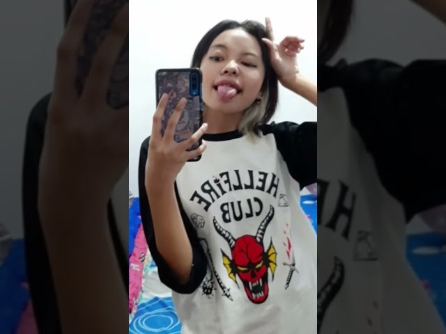 Vídeo relacionado con Stranger Things Hellfire Club Kids T Shirt, White, 9-11