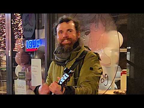 "De Koning komt eraan " Straatmuzikanten in een Verlaten Winkelstraat . Ermelo di. 20 Jan. 2026