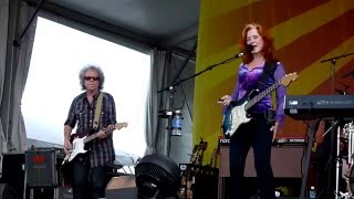 Bonnie Raitt - Love Sneaking Up On You - Live at Jazzfest New Orleans 2009