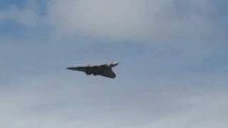 preview picture of video 'Vulcan bomber at Culdrose Air Show 2010, Helston, Cornwall'