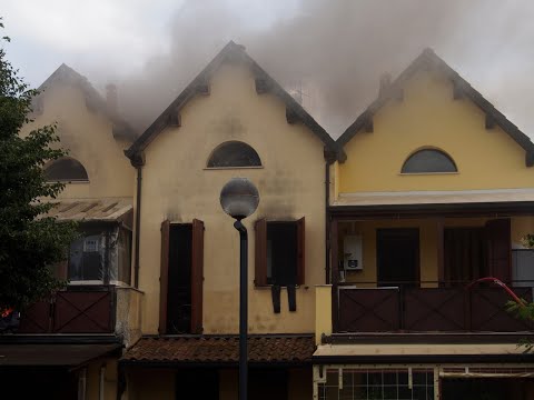 A fuoco tre case a Fosso Ghiaia: villette inagibili, danni ingenti