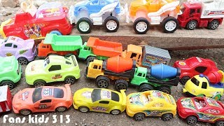 Download lagu Toy Cars Slide Fans kids play Sliding Cars video for kids I banyak mobil mobilan meluncur dipapan mp3