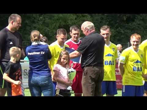 Pokalübergabe an den Penzliner SV für die fairste Mannschaft der Verbandsliga MV 2021/2022