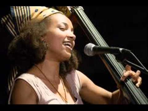 Samba em Prelúdio · Esperanza Spalding, Bass + Voice + Guitar