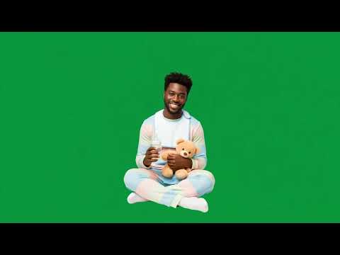 L'homme, l'ours en peluche et le biberon 4k green screen