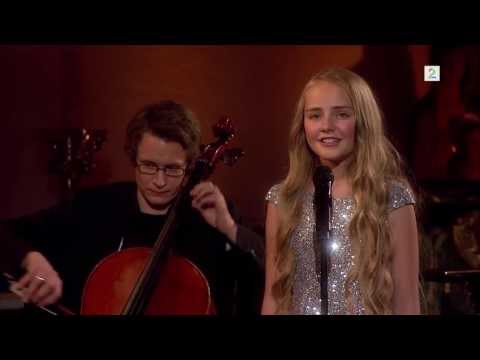 Mathea-Mari (13) sings "Jul, Jul, Strålande Jul" at Desembertoner TV2