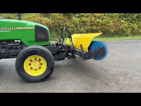 Video: John Deere 3200 traktor med kost 1