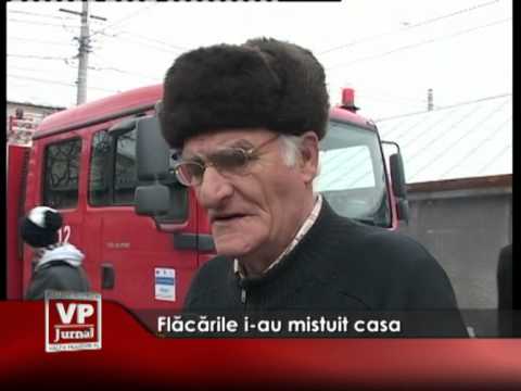 Flăcările i-au mistuit casa