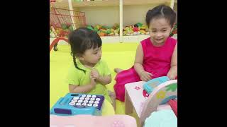 Bé Min và bạn chơi trò tính tiền trong siêu thị