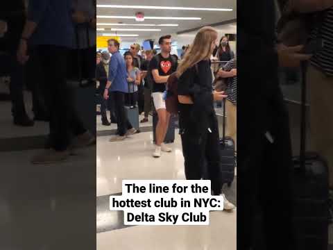 A linha para Delta Sky Club no Terminal 4 (portões B) do Aeroporto JFK.