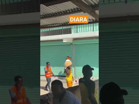 djigui DIARRA AKITEMBEA MTAANI BILA WALIZI/ KUMBUKA LEO NI DIARA DAY