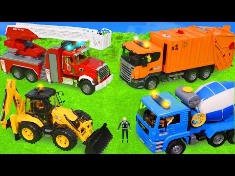 Bir çöp kamyonu atıkları geri dönüştürür