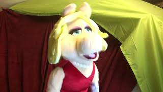 Miss Piggy Sings Macarena