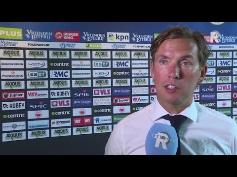 Trainer Alex Pastoor in gesprek met verslaggever Clay Ruperti