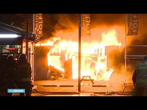 Winkelcentrum Musselkanaal verwoest door brand, verpleeghuis ontruimd - RTL NIEUWS